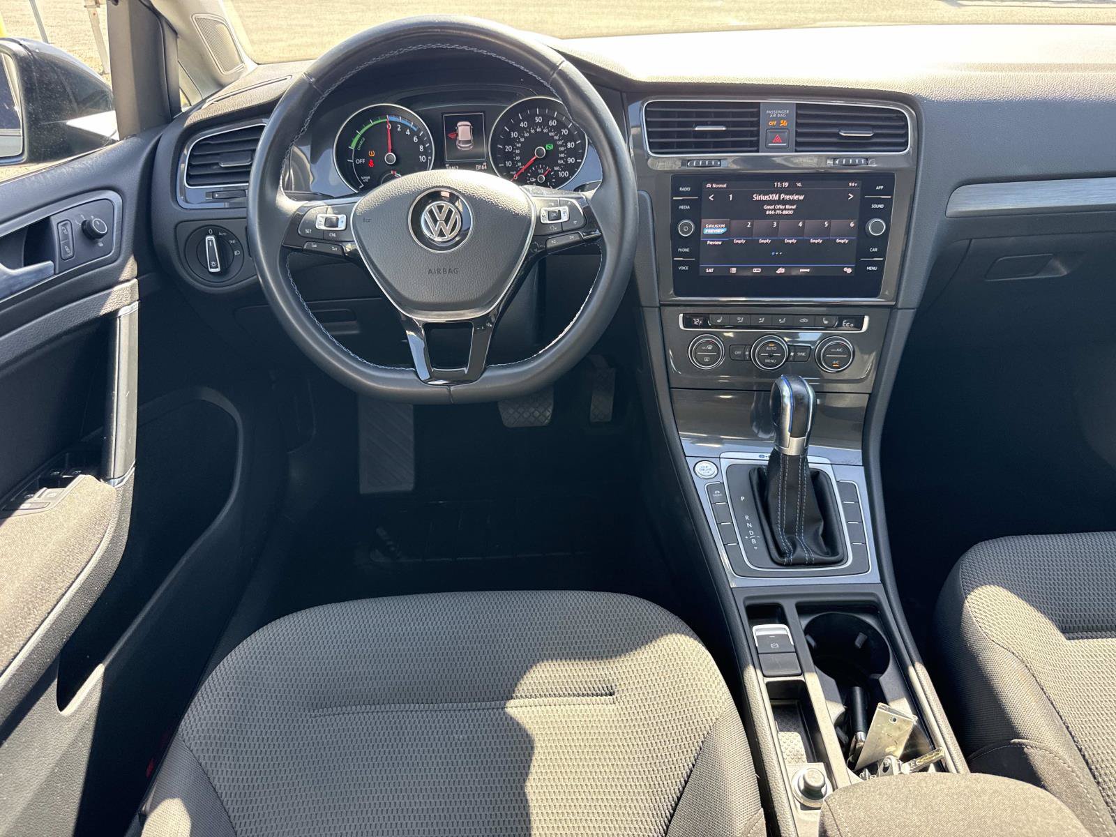 Used 2018 Volkswagen e-Golf SE w/ DC Fast Charging Package FWD image 14