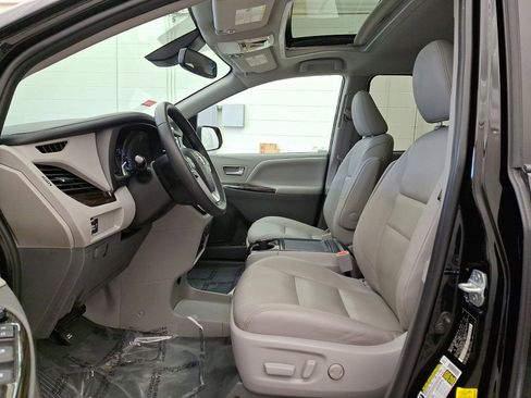 Certified 2020 Toyota Sienna XLE image 11
