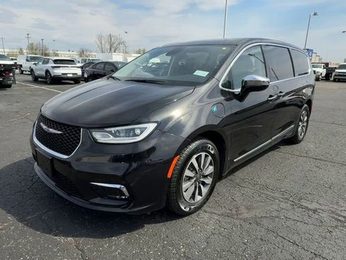 Used 2023 Chrysler Pacifica Limited image 4