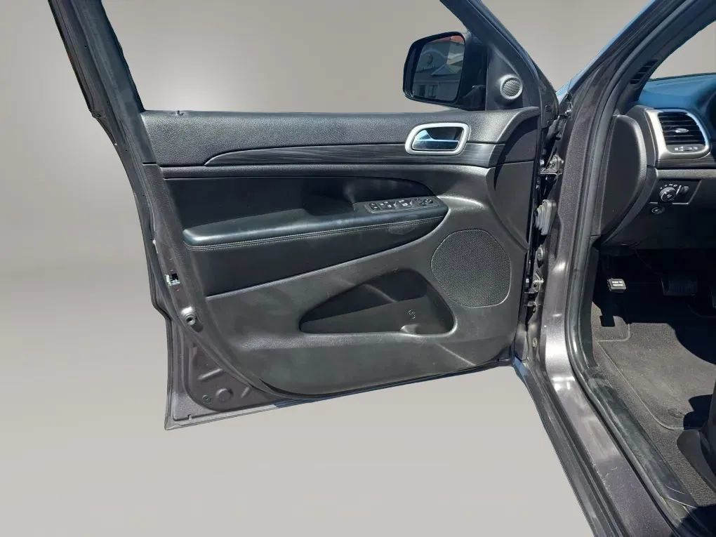 Used 2019 Jeep Grand Cherokee Altitude AWD/4WD image 41
