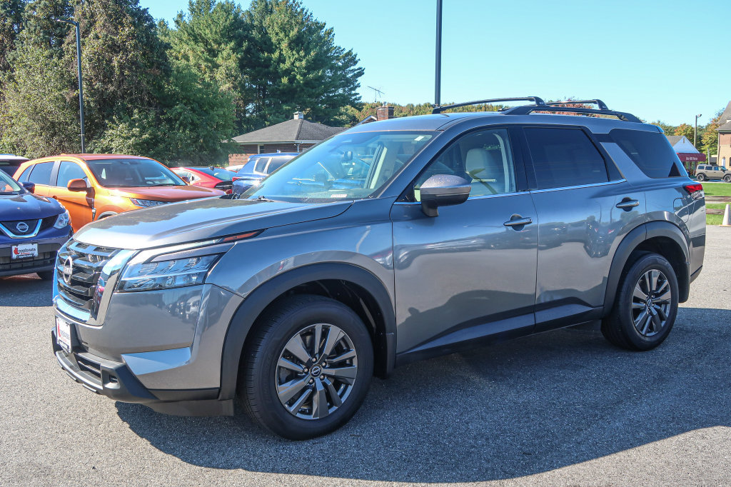 Used 2022 Nissan Pathfinder SV AWD/4WD image 3