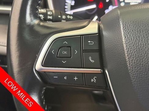 Used 2021 Toyota Highlander XLE AWD/4WD image 19