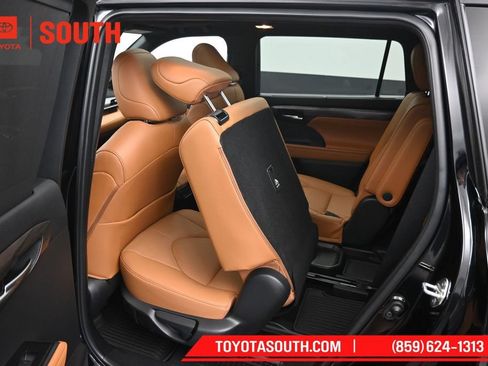 Used 2023 Toyota Highlander Platinum AWD/4WD image 31
