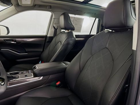 Certified 2021 Toyota Highlander Platinum FWD image 24