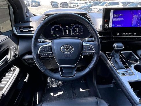 Used 2025 Toyota Sienna Limited AWD/4WD image 7