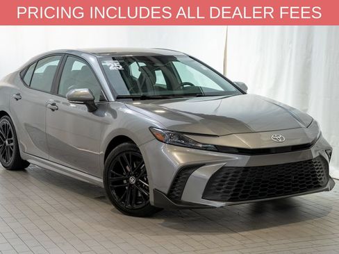 Used 2025 Toyota Camry SE FWD image 1