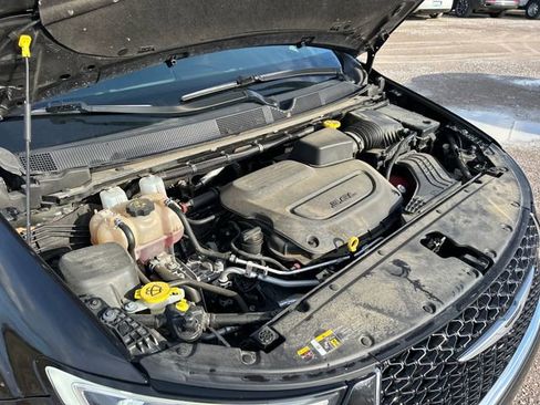 Used 2023 Chrysler Pacifica Touring-L image 38
