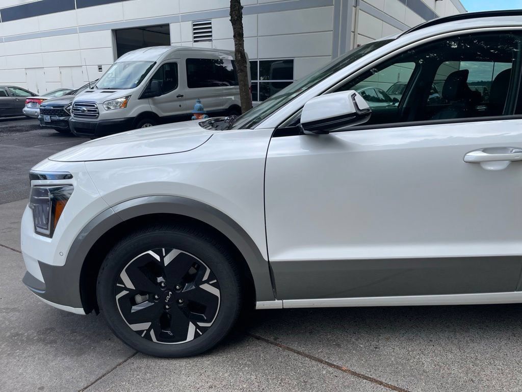 Certified 2023 Kia Niro Wave w/ Wave Preserve Package FWD image 5