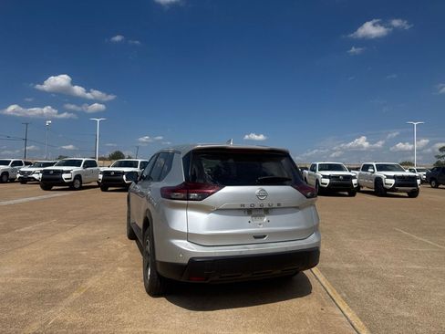 Used 2025 Nissan Rogue SV FWD image 17