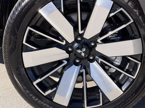 Used 2025 Mitsubishi Outlander SE image 10