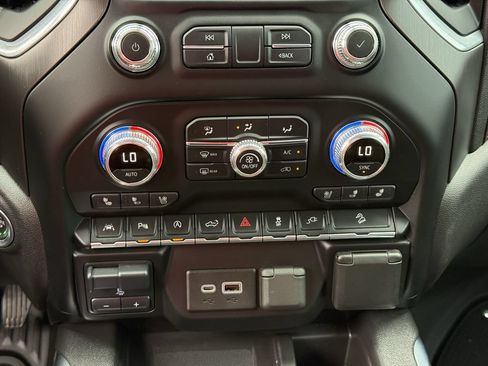 Used 2021 GMC Sierra 1500 AT4 w/ AT4 Premium Package AWD/4WD image 18