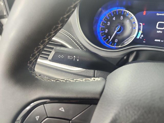 Used 2025 Chrysler Pacifica Limited FWD image 15