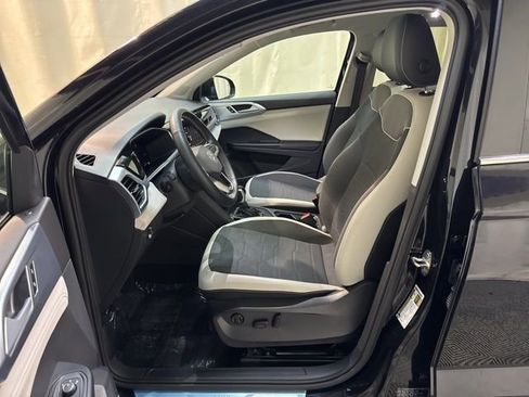 Certified 2025 Volkswagen Taos SE w/ Panoramic Sunroof Package image 13