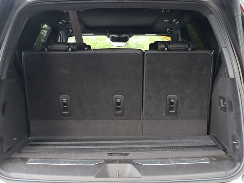 Used 2021 Cadillac Escalade Premium Luxury w/ LPO, Illumination Package image 18