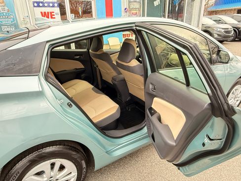 Used 2016 Toyota Prius Two image 11