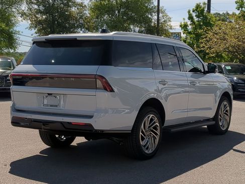 New 2026 Lincoln Navigator Premier AWD/4WD image 3