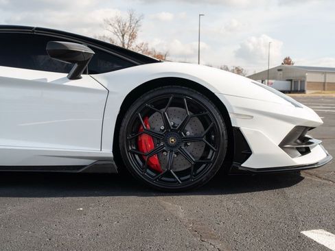 Used 2021 Lamborghini Aventador SVJ image 11