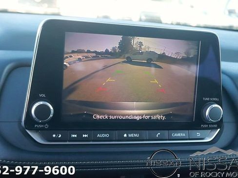 Used 2024 Nissan Rogue SV image 27