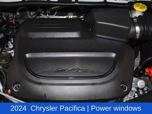 Used 2024 Chrysler Pacifica Touring-L image 7