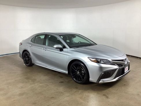 Used 2023 Toyota Camry XSE FWD image 5