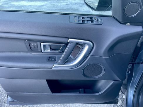 Used 2018 Land Rover Discovery Sport HSE image 12