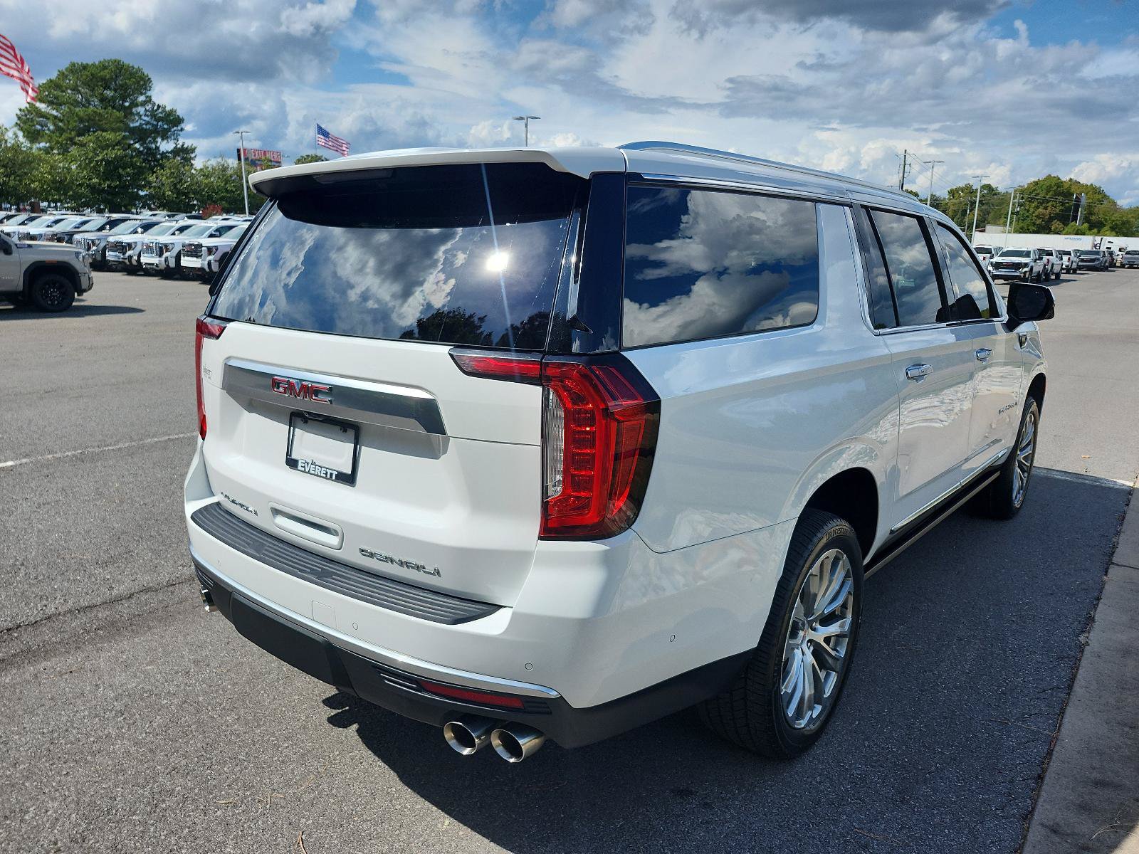 Used 2023 GMC Yukon XL Denali w/ Denali Reserve Package AWD/4WD image 3