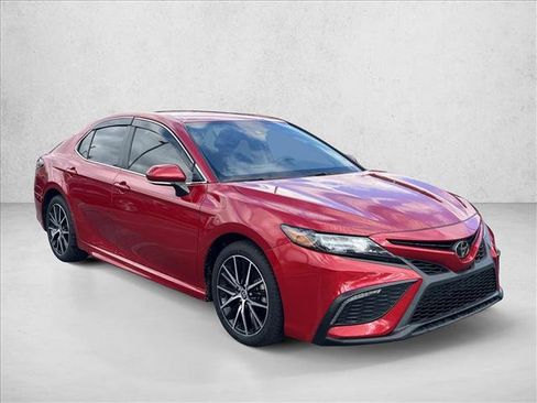 Used 2022 Toyota Camry SE image 3