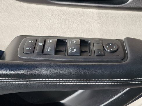 Used 2021 Chrysler Pacifica Touring-L image 34