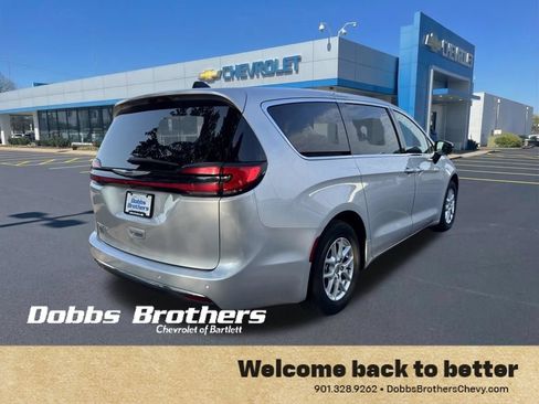 Used 2024 Chrysler Pacifica Touring-L FWD image 8