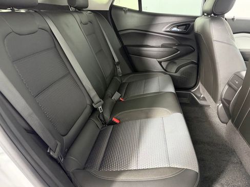 Used 2025 Chevrolet Trax LT FWD image 28