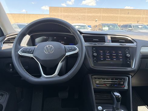 Used 2024 Volkswagen Tiguan SE w/ Panoramic Sunroof Package AWD/4WD image 12