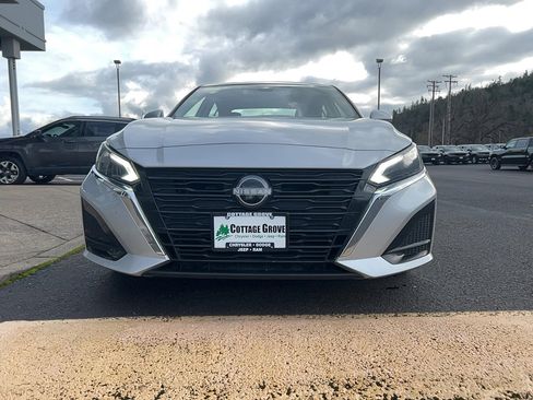 Used 2023 Nissan Altima 2.5 SV image 2