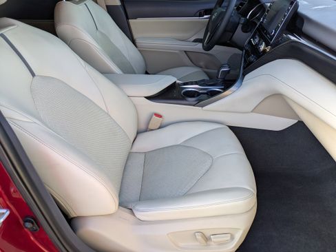 Used 2022 Toyota Camry XLE w/ Navigation Upgrade Package image 12