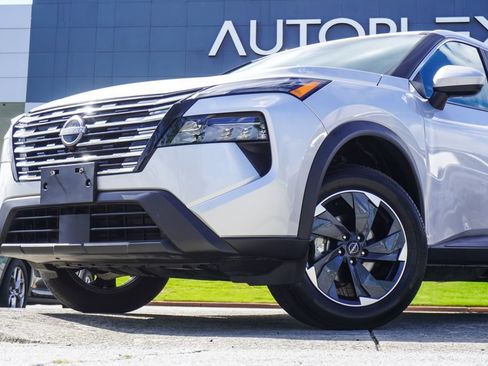 Used 2025 Nissan Rogue SV AWD/4WD image 2