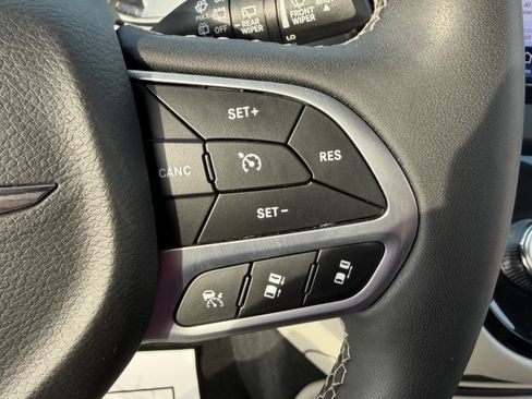 Used 2024 Chrysler Pacifica Touring-L image 18