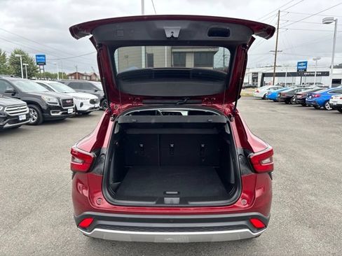 Used 2025 Chevrolet Trax LT w/ Sunroof Package FWD image 34