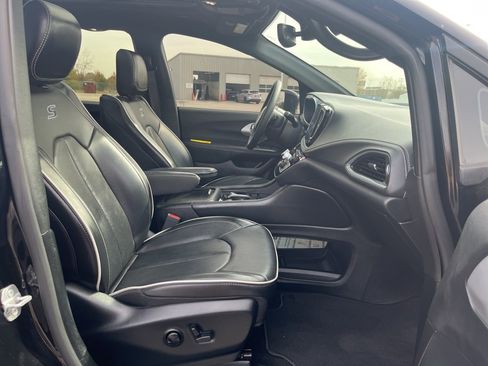 Used 2025 Chrysler Pacifica Limited image 19