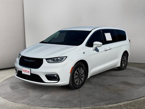 Used 2022 Chrysler Pacifica Touring-L image 1