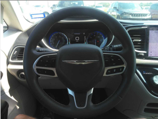 Used 2024 Chrysler Pacifica Touring-L FWD image 6