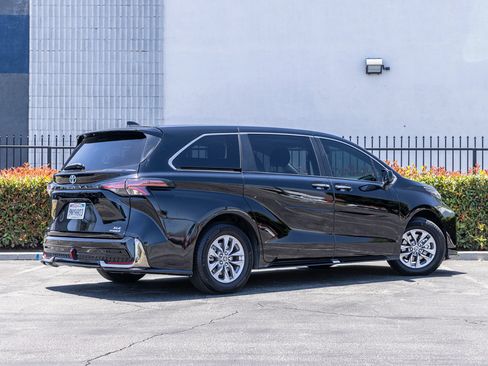Used 2022 Toyota Sienna XLE AWD/4WD image 13