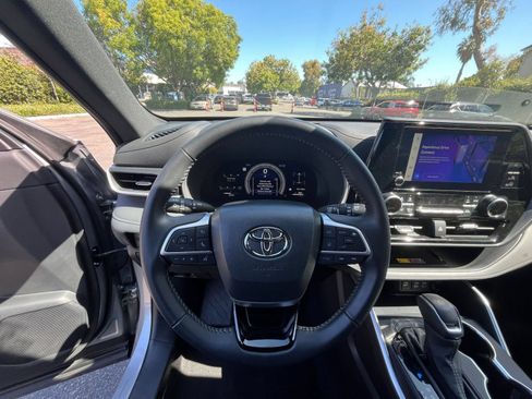 Used 2025 Toyota Highlander XSE AWD/4WD image 37
