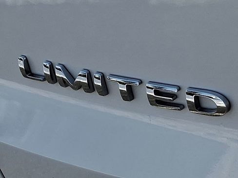 Used 2019 Ford Explorer Limited w/ Ford Safe & Smart Package image 32