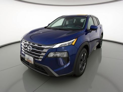 Used 2025 Nissan Rogue SV image 3