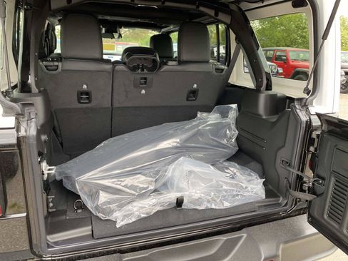 New 2026 Jeep Wrangler Unlimited Rubicon w/ Whitecap Package AWD/4WD image 5