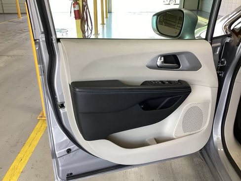 Used 2018 Chrysler Pacifica Touring Plus FWD image 13