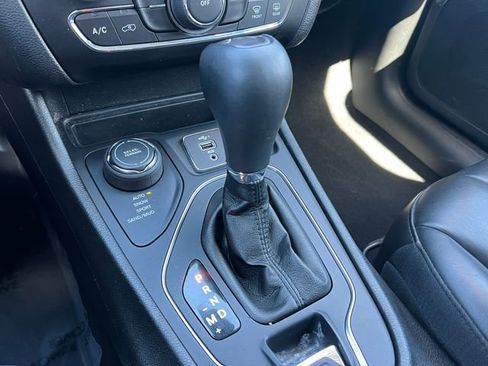 Used 2021 Jeep Cherokee Latitude Plus AWD/4WD image 28