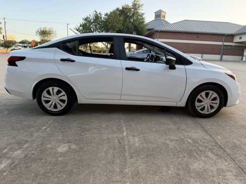 Used 2022 Nissan Versa S FWD image 8