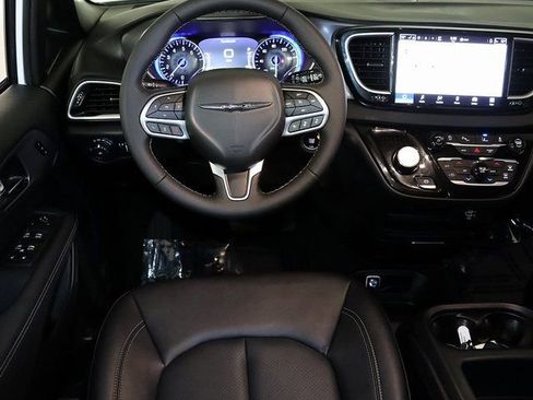 Used 2026 Chrysler Pacifica Select image 3