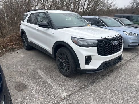 Used 2025 Ford Explorer ST-Line w/ ST-Line Street Pack image 3