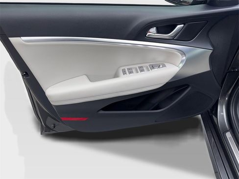 Used 2025 Genesis G70 2.5T image 32